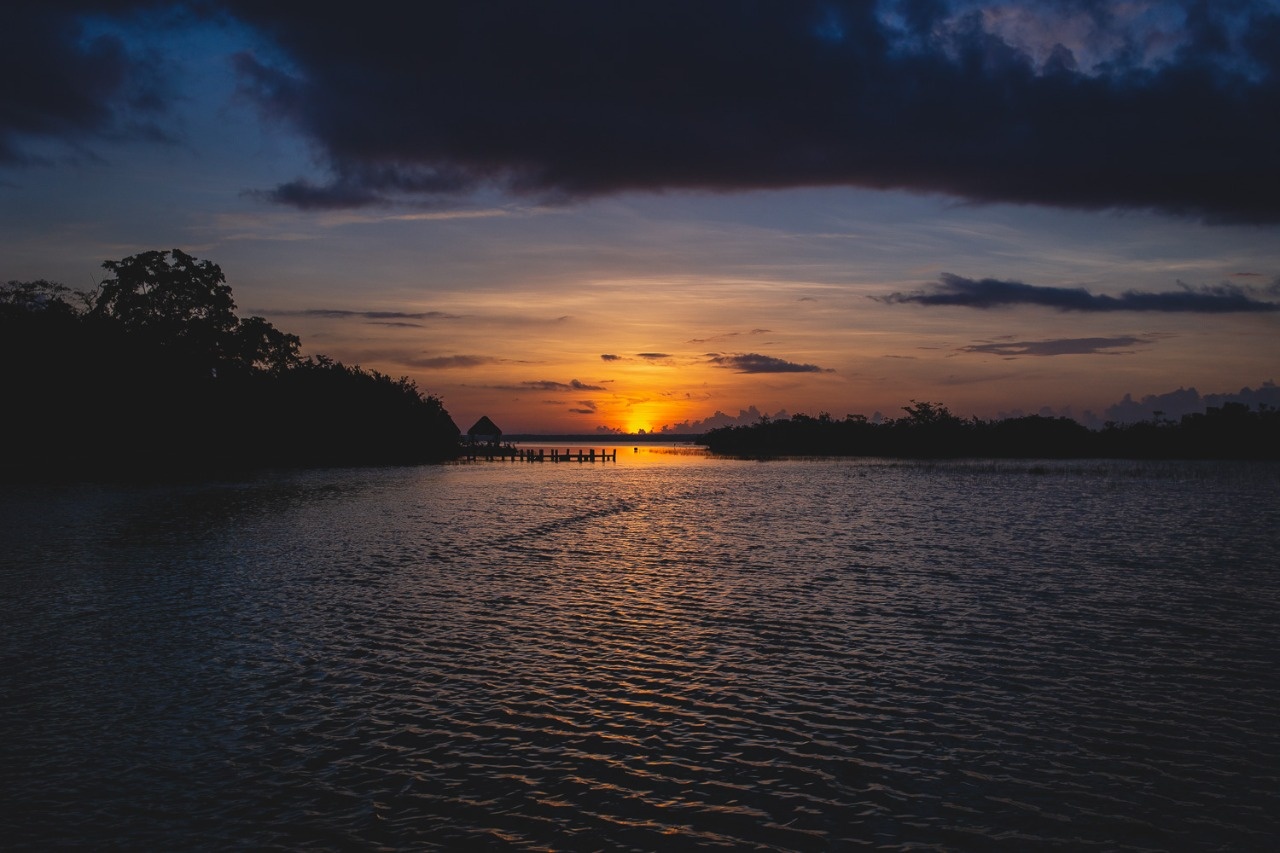 amanecer en la laguna de Bacalar